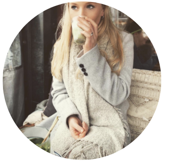 Blogger Julia die op een bankje een kop koffie drinkt