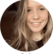 Puck oppas blogger lacht in de camera, ze schrijft over knutselen als oppas of au pair. Over tips voor gastouders en leuke kooktips
