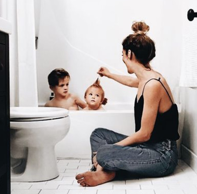 Gastouder aan huis Nina nanny oppas met kinderopvangtoeslag aan huis doet kinderen in bad
